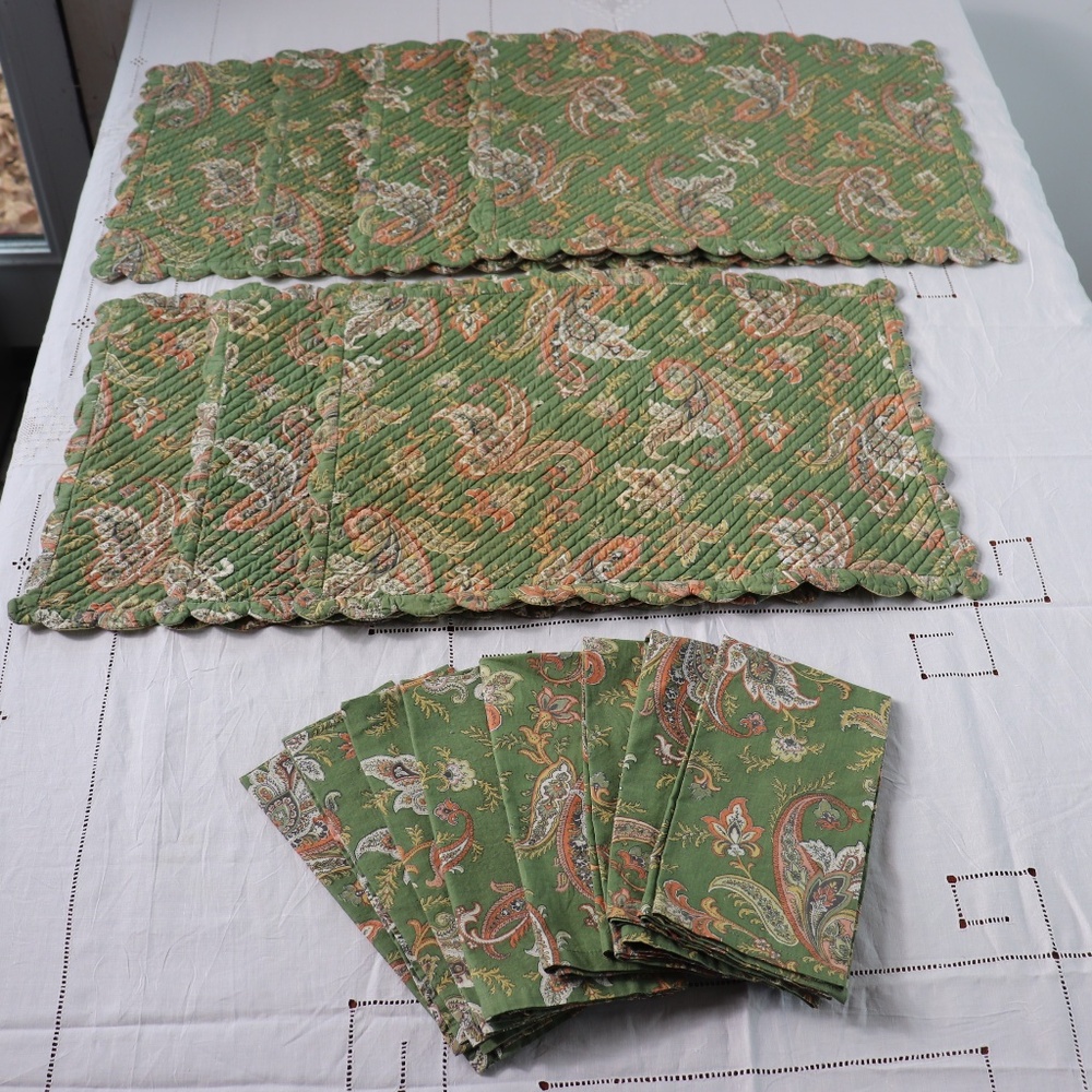 Williams Sonoma Green Paisley Set of 7 Placemats and Napkins - Picture 12 of 12